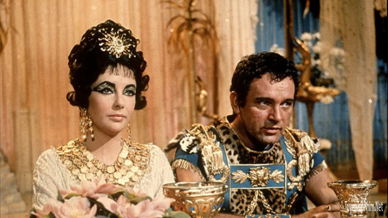 Cleopatra (trái) và Caesar (phải)
